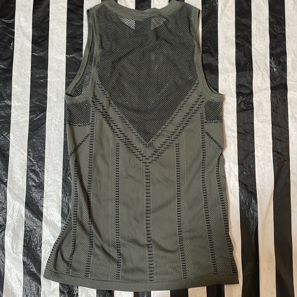 ATHLETA Sz M Oxygen Two Toned Tank in Olive & Black - Picture 5 of 5